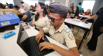 Notebooks adaptados são entregues a estudantes com deficiência visual